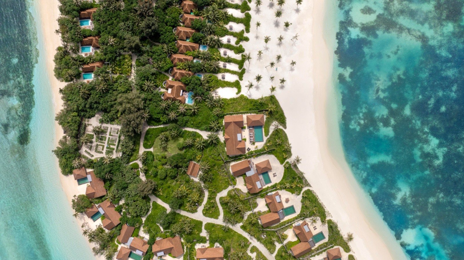 Isla con villas y arrecife vista desde el aire