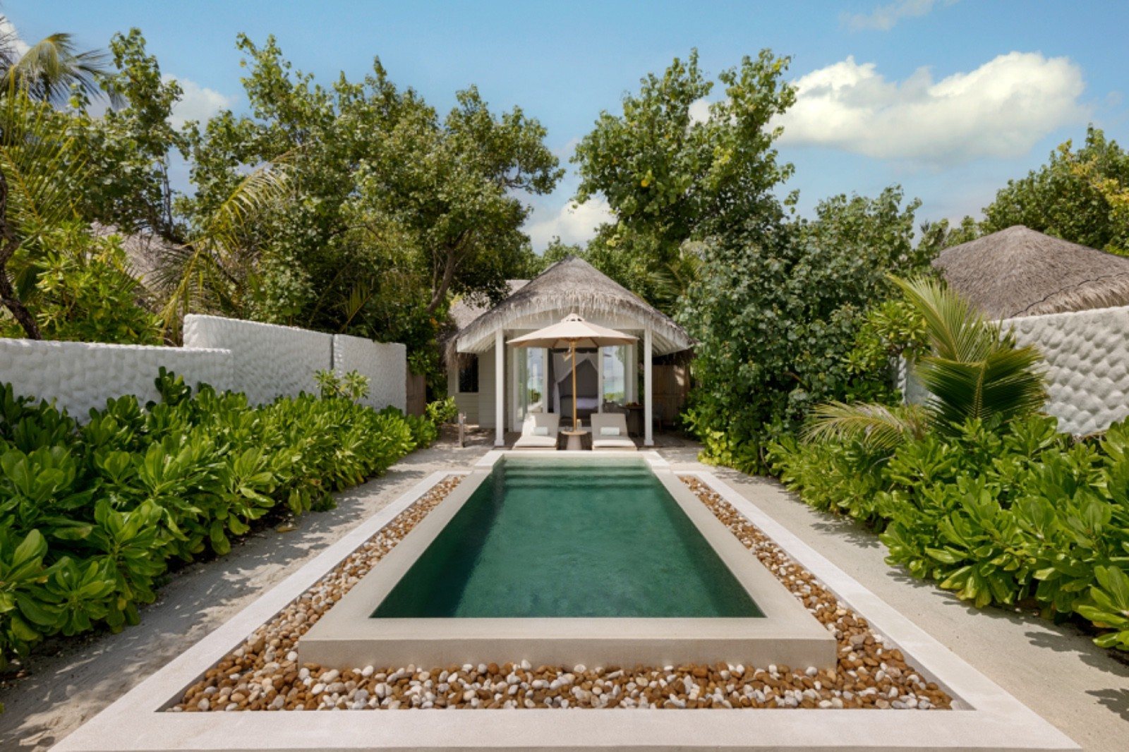 Villa con piscina privada entre vegetación